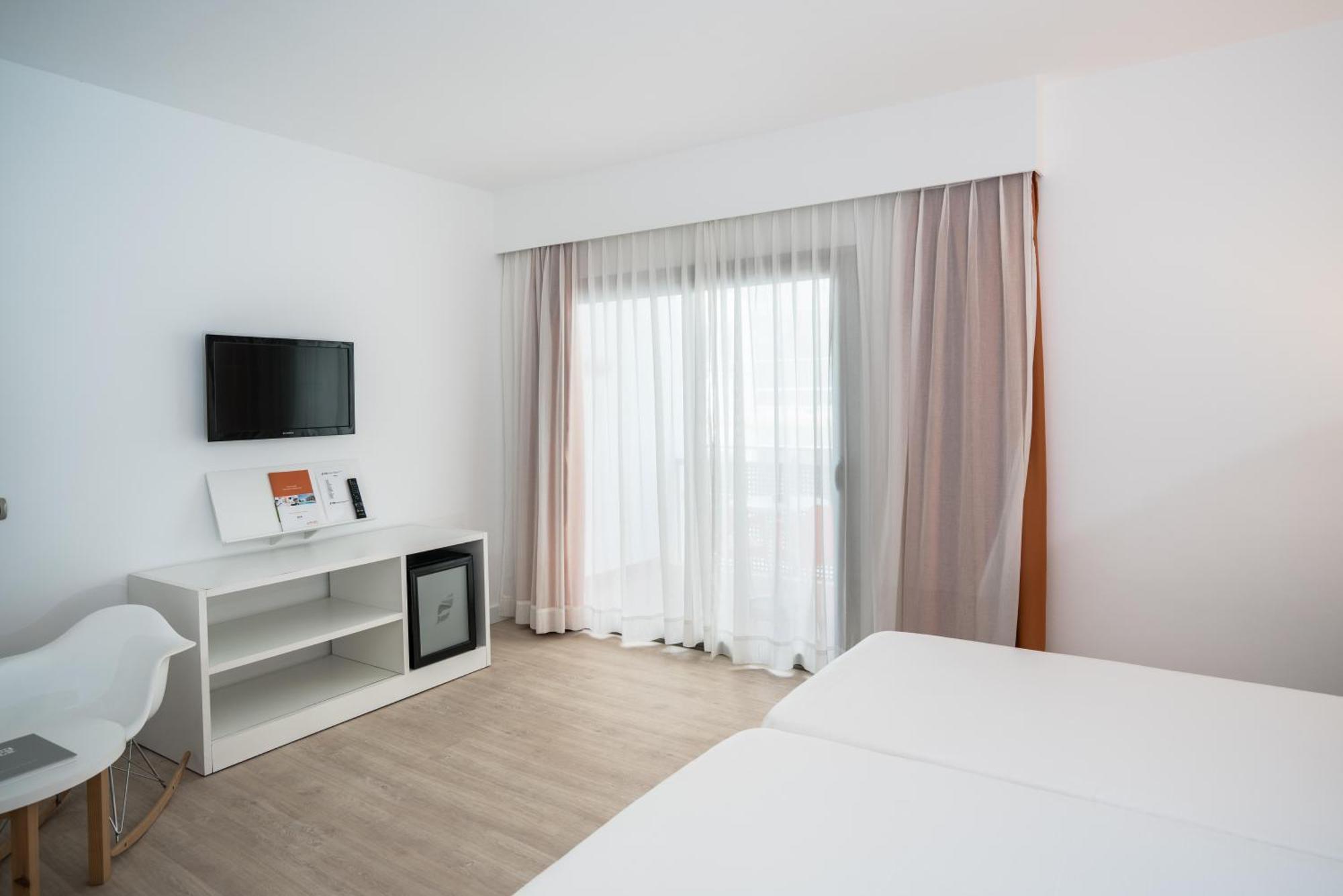Thb Ocean Beach - Adults Only Sant Antoni de Portmany Екстериор снимка